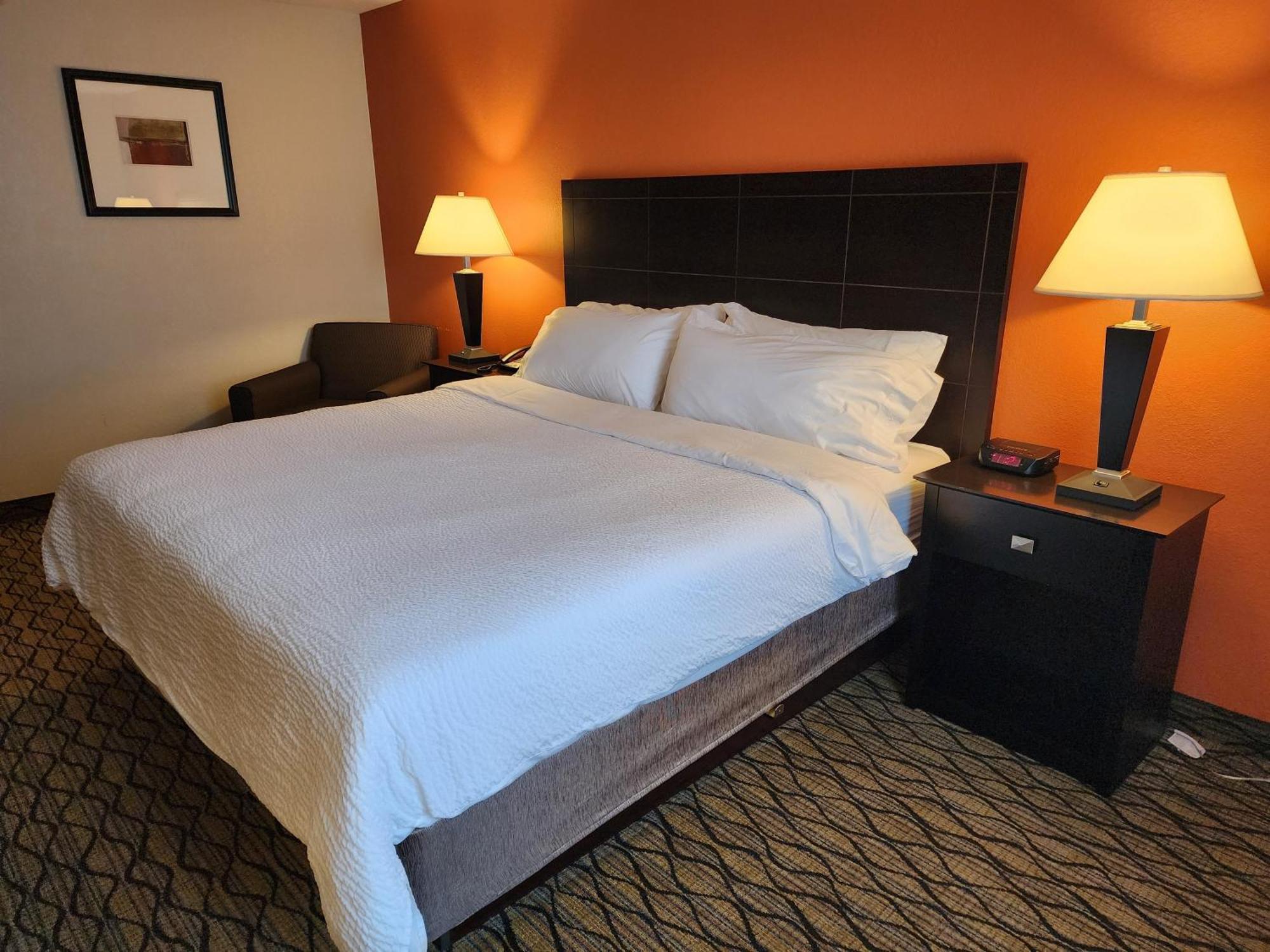 Holiday Inn Express Hotel & Suites Cadillac By Ihg Exterior foto