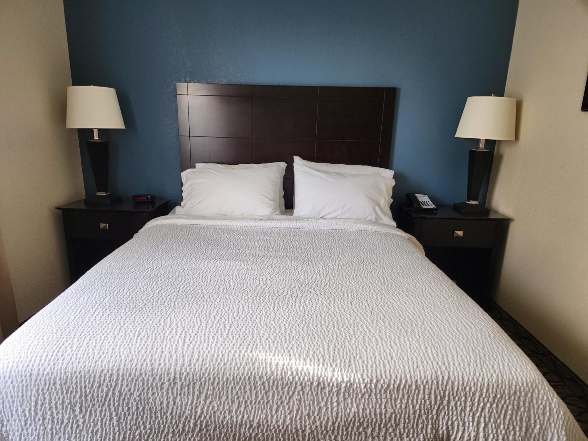 Holiday Inn Express Hotel & Suites Cadillac By Ihg Exterior foto