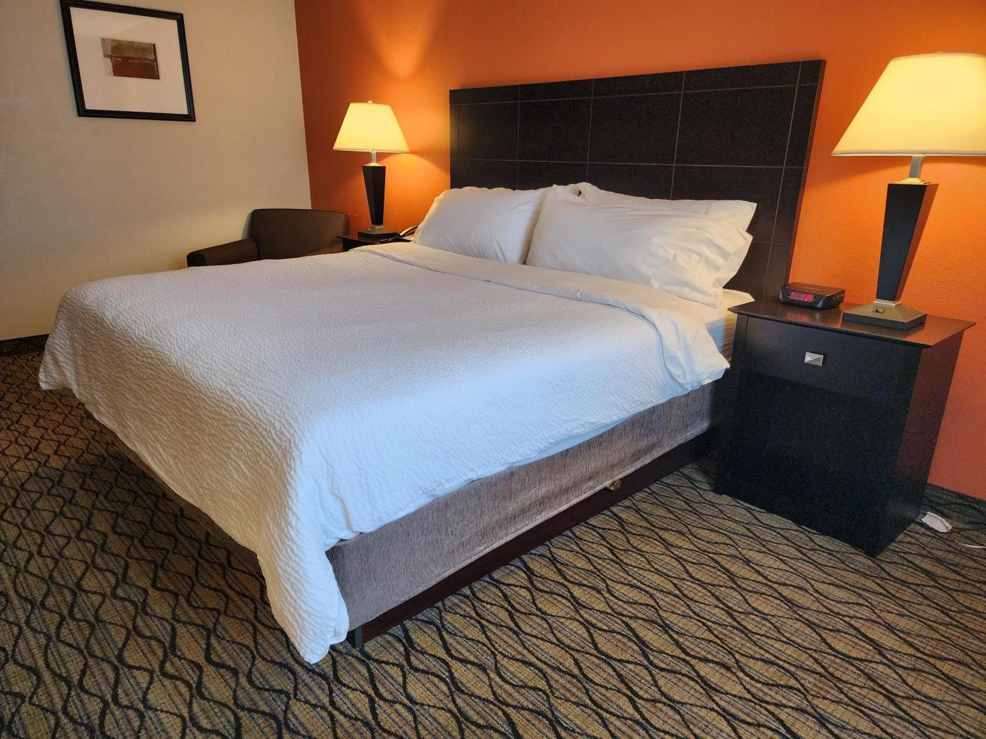 Holiday Inn Express Hotel & Suites Cadillac By Ihg Exterior foto