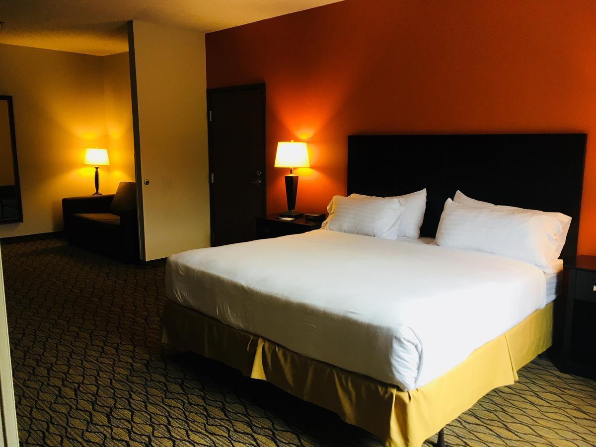 Holiday Inn Express Hotel & Suites Cadillac By Ihg Exterior foto